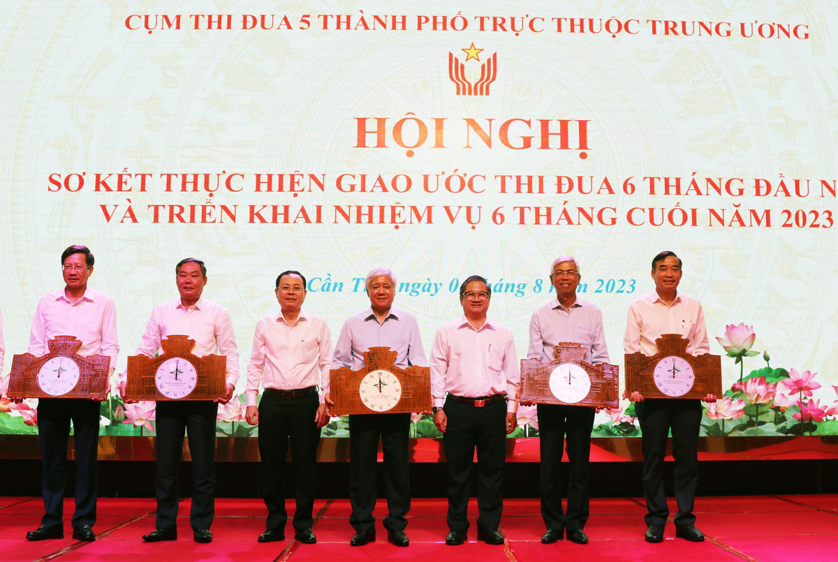 Lãnh đaọ TP Cần Thơ tặng quà lưu niệm tại hội nghị.