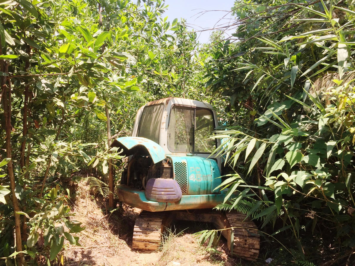 Xe cơ giới của vàng tặc trong khu vực Thác Trắng.