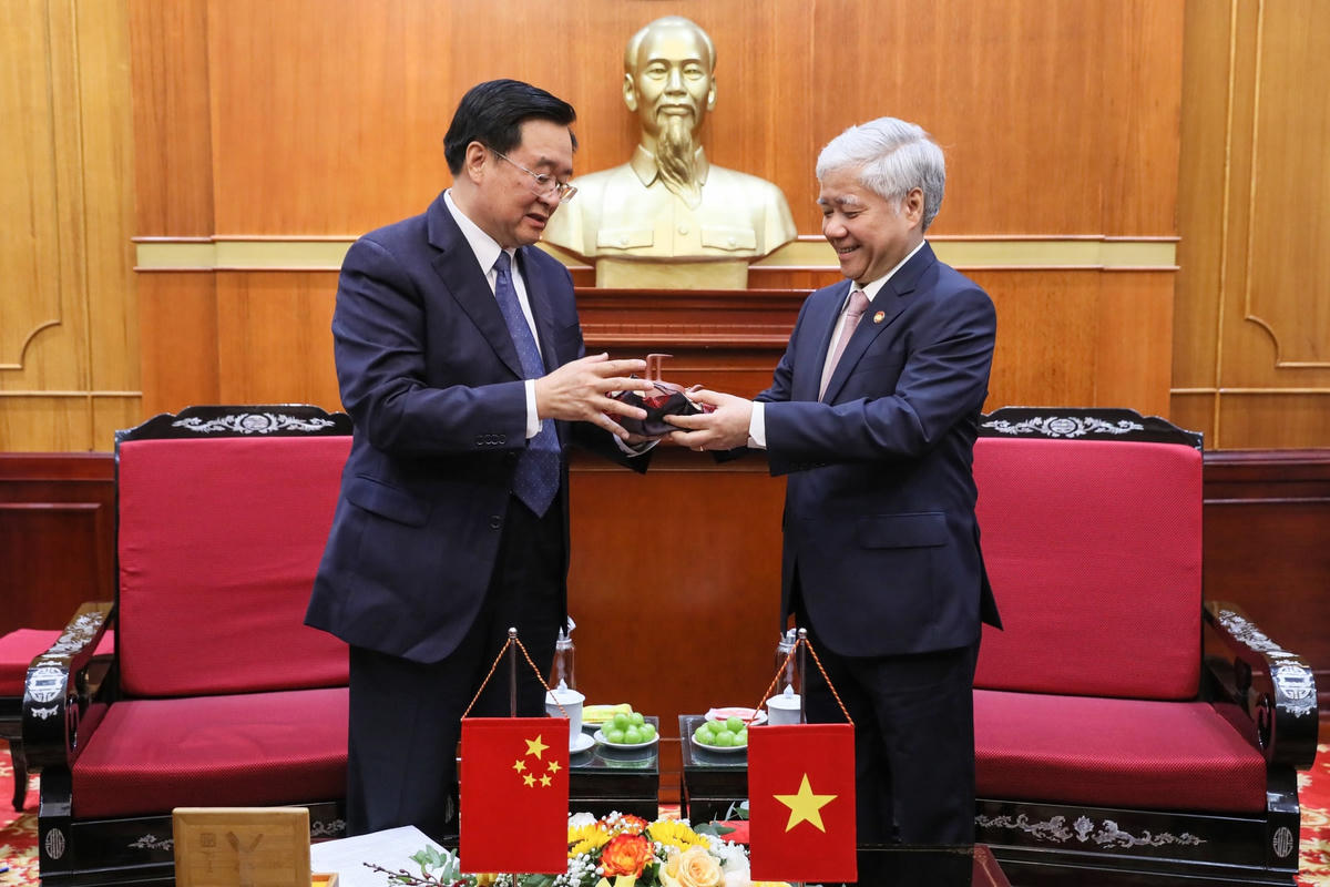 Bí thư Trung ương Đảng, Chủ tịch UBTƯ MTTQ Việt Nam Đỗ Văn Chiến nhận quà lưu niệm từ ông Vương Quốc Sinh, Ủy viên Thường vụ, Chủ nhiệm Ủy ban Kinh tế Chính hiệp toàn quốc Trung Quốc.