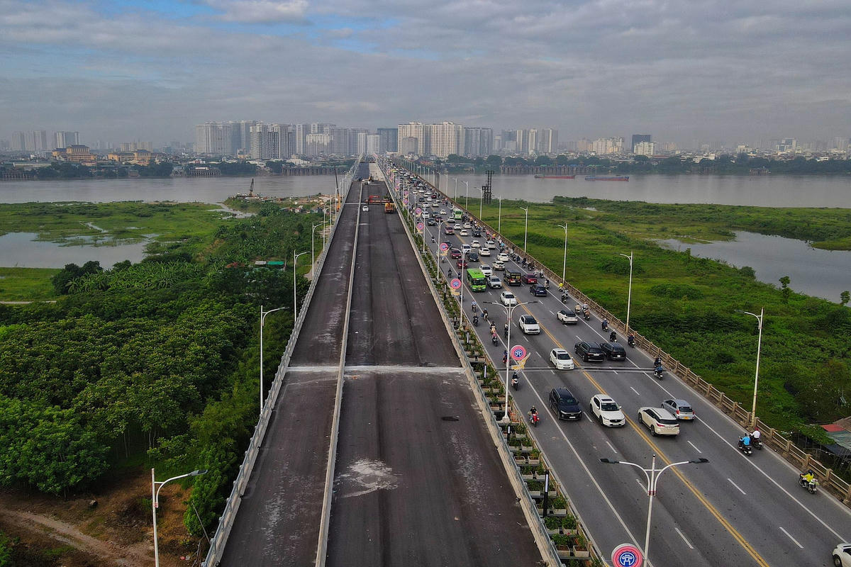 Ông Trần Văn Lãm, Phó Giám đốc Công ty Cổ phần Xây dựng và Dịch vụ Việt Hưng cho hay, hiện tại đơn vị đã làm được 80-85 % khối lượng, vật tư đã được tập kết tại công trường. Chỉ khoảng 10 ngày nữa là hệ thống đèn trên cầu Vĩnh Tuy 2 sẽ hoàn thành.