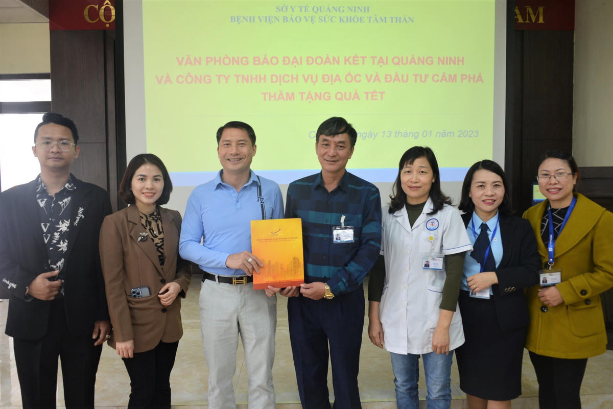 Đại diện Công ty TNHH Dịch vụ Địa ốc và Đầu tư Cẩm Phả và Văn phòng Đại diện Báo Đại Đoàn Kết khu vực Đông Bắc Bộ trao 48 suất quà cho Bệnh viện Bảo vệ sức khỏe tâm thần Quảng Ninh.
