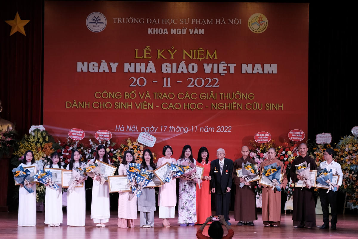 GS Nguyễn Ngọc San cùng đại diện Trường Đại học Sư phạm Hà Nội trao giải thưởng cho 12 nghiên cứu sinh tiến sĩ, học viên cao học và sinh viên đại học