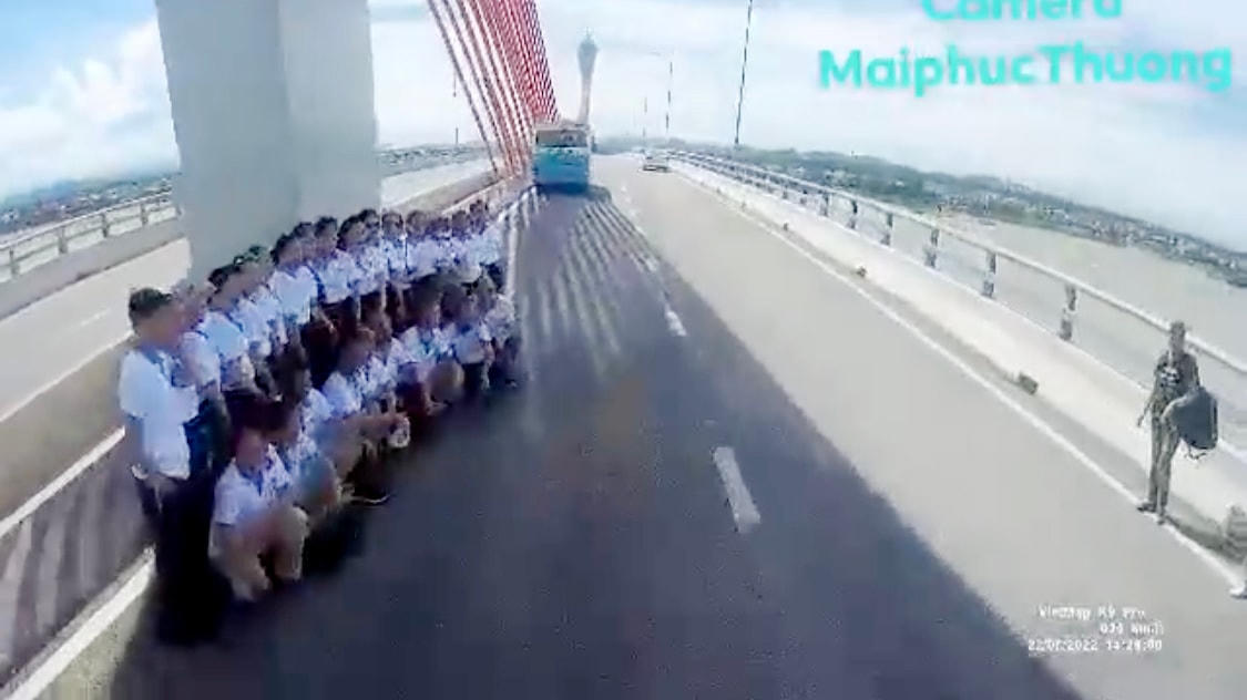 Một nhóm khoảng 20 người cùng một số ô tô đỗ trên cầu Cửa Hội để chụp ảnh ngày 22/7.