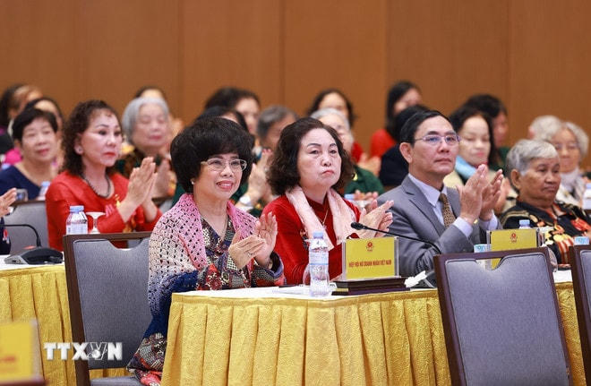 Các đại biểu nữ Anh hùng lao động tham dự buổi gặp. (Ảnh: Dương Giang/TTXVN) ttxvn-thu-tuong-5.jpg