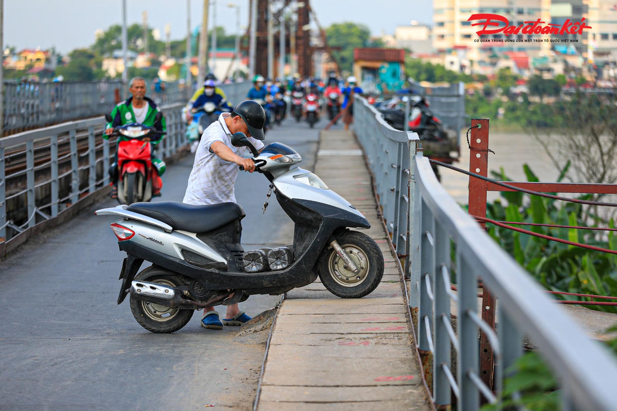 Bên cạnh đó, dù đã có thanh ngăn chặn xe máy lên lối đi bộ hành, nhiều người vẫn đi, lên xuống từ giữa phần đường bộ, gây mất ATGT cho các phương tiện đang di chuyển phía sau.