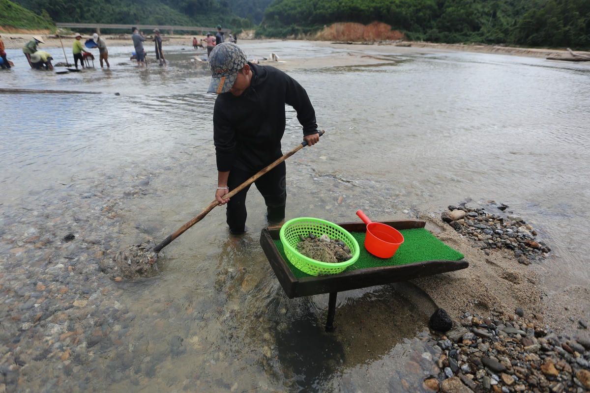 Người dân đang đãi vàng sa khoáng.