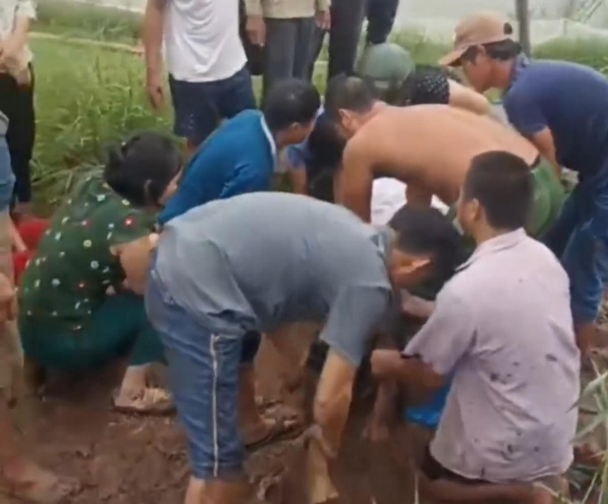 Người dân nỗ lực sơ cứu nhưng chủ đầm tôm đã không qua khỏi.