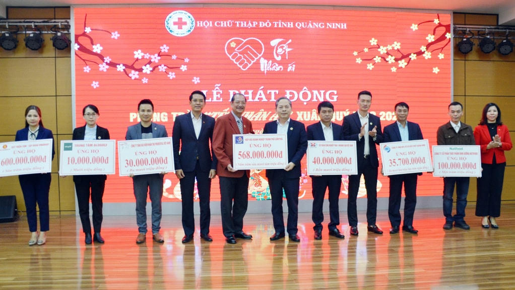 Lãnh đạo Hội CTĐ tỉnh tiếp nhận kinh phí ủng hộ của các nhà tài trợ tại lễ phát động Phong trào 