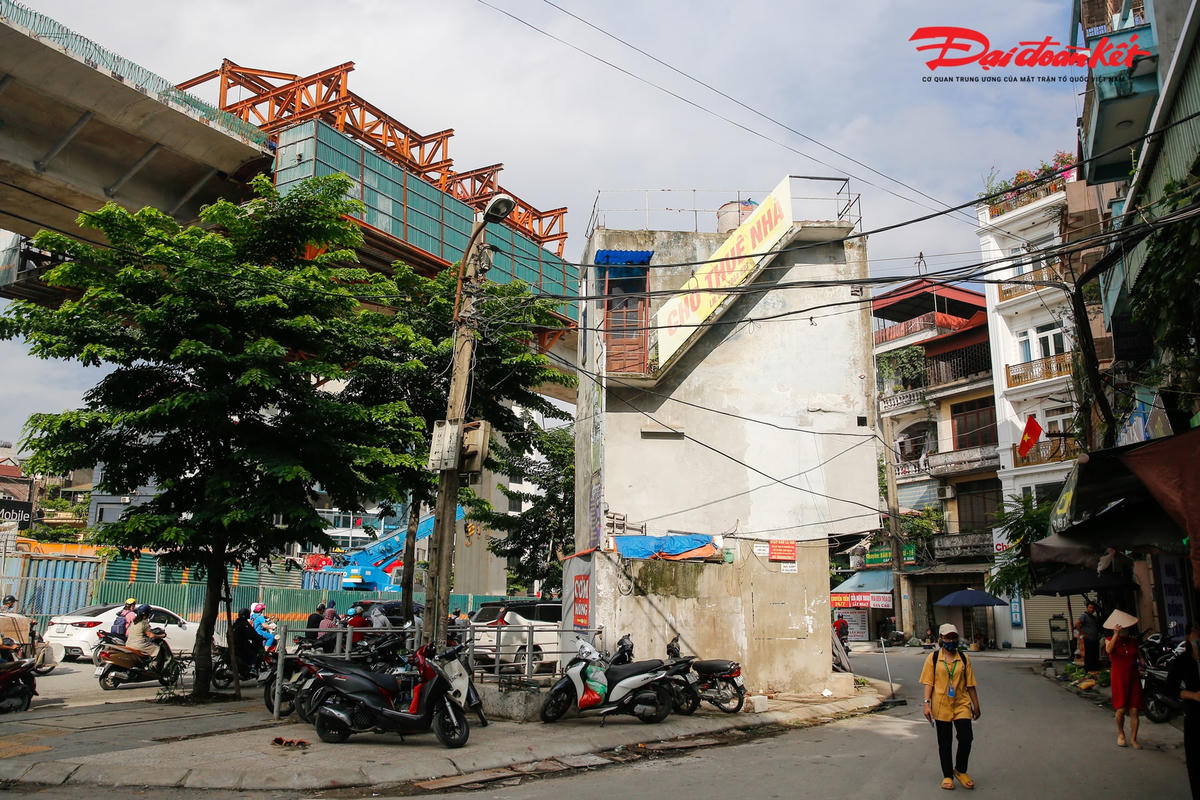 Ngôi nhà có dạng ngũ giác, không rõ đâu là hướng chính của ngôi nhà.