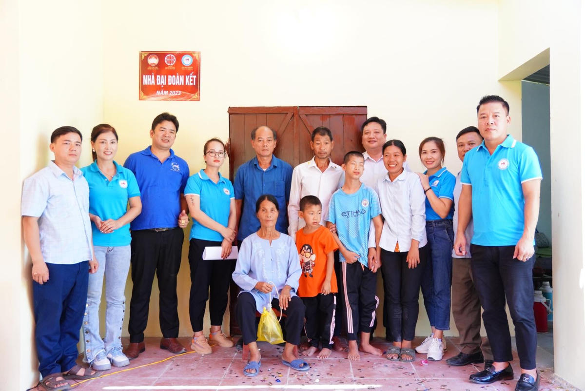 Trao công trình tu sửa nhà cho gia đình bà Trần Thị Hoa (thôn Tú Tạc, xã Tú Thịnh, huyện Sơn Dương, tỉnh Tuyên Quang).  
