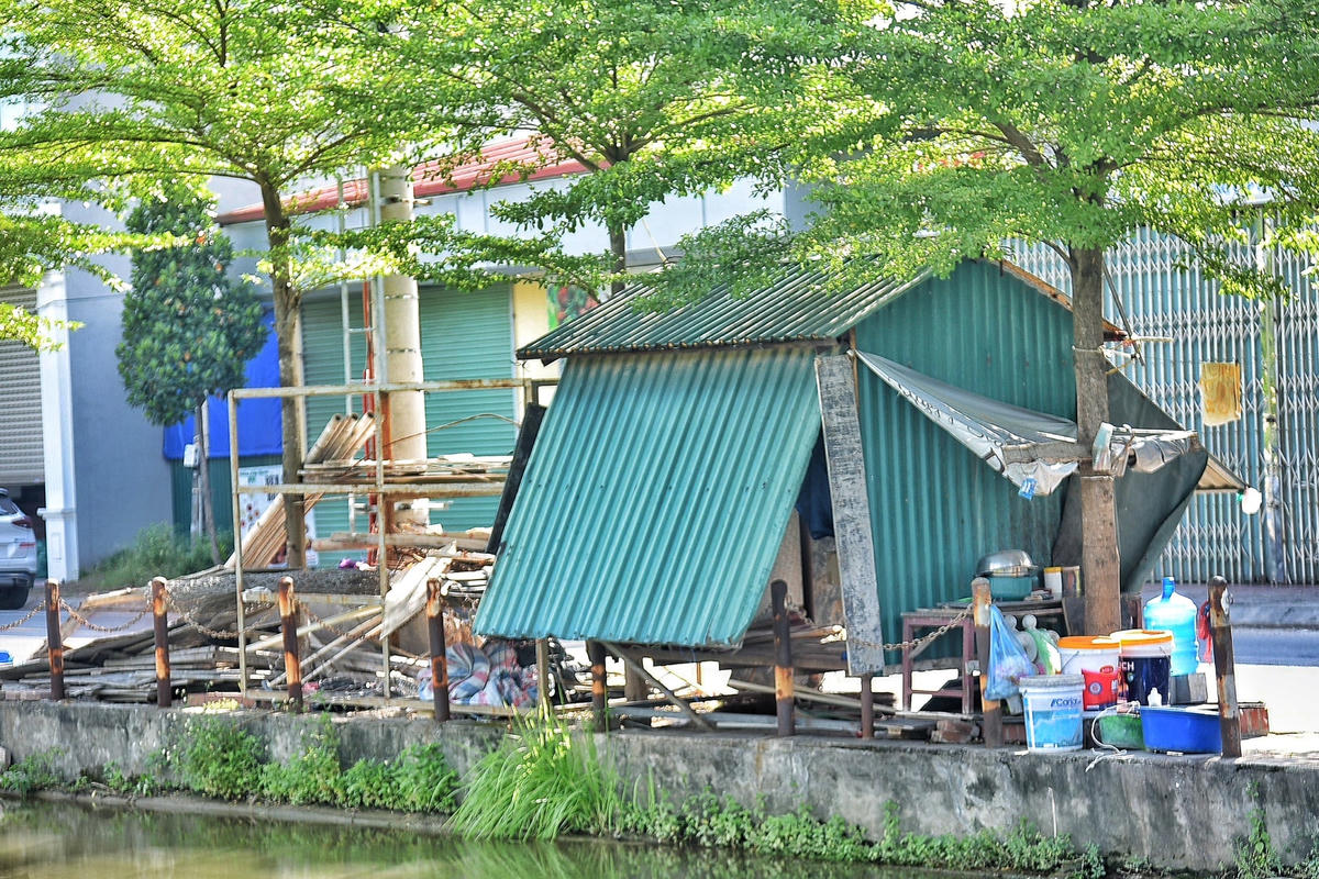 Một số đoạn bờ kênh còn đang bị người dân lấn chiếm để dựng chòi và các thiết bị phục vụ cho việc xây dựng.