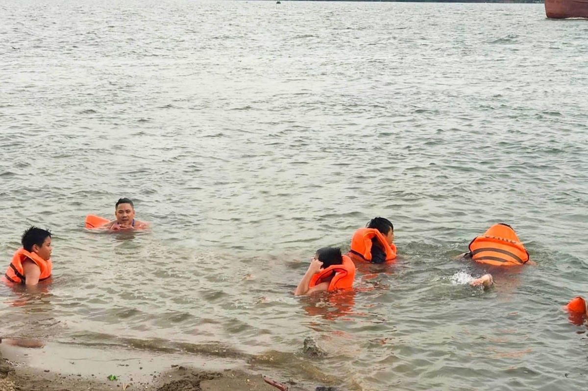 Theo ghi nhận của phóng viên, tại khu vực ven sông Hồng (Đình Chèm – Bắc Từ Liêm - Hà Nội), từ khoảng 17h, khi nhiệt độ giảm dần, nhiều người dân, đủ các lứa tuổi đã kéo tới đây để bơi.