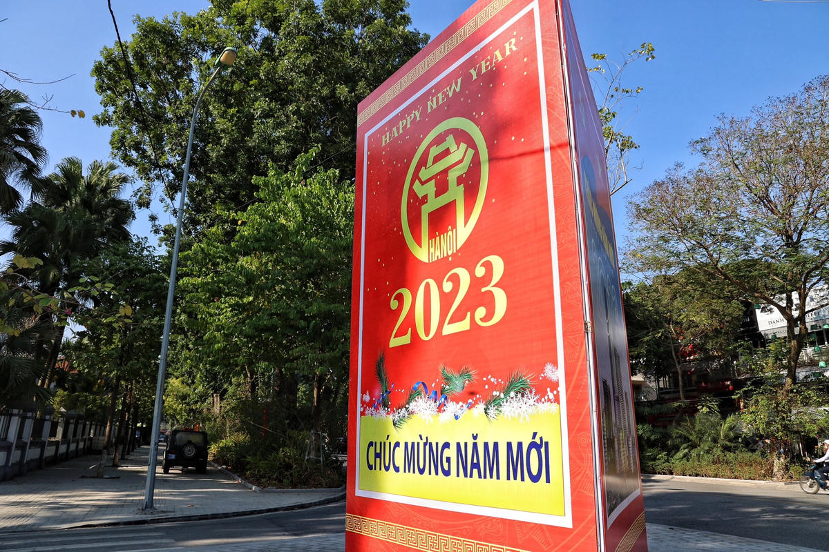 Đường phố Hà Nội trang hoàng rực rỡ mừng Đảng, mừng Xuân Quý Mão 2023