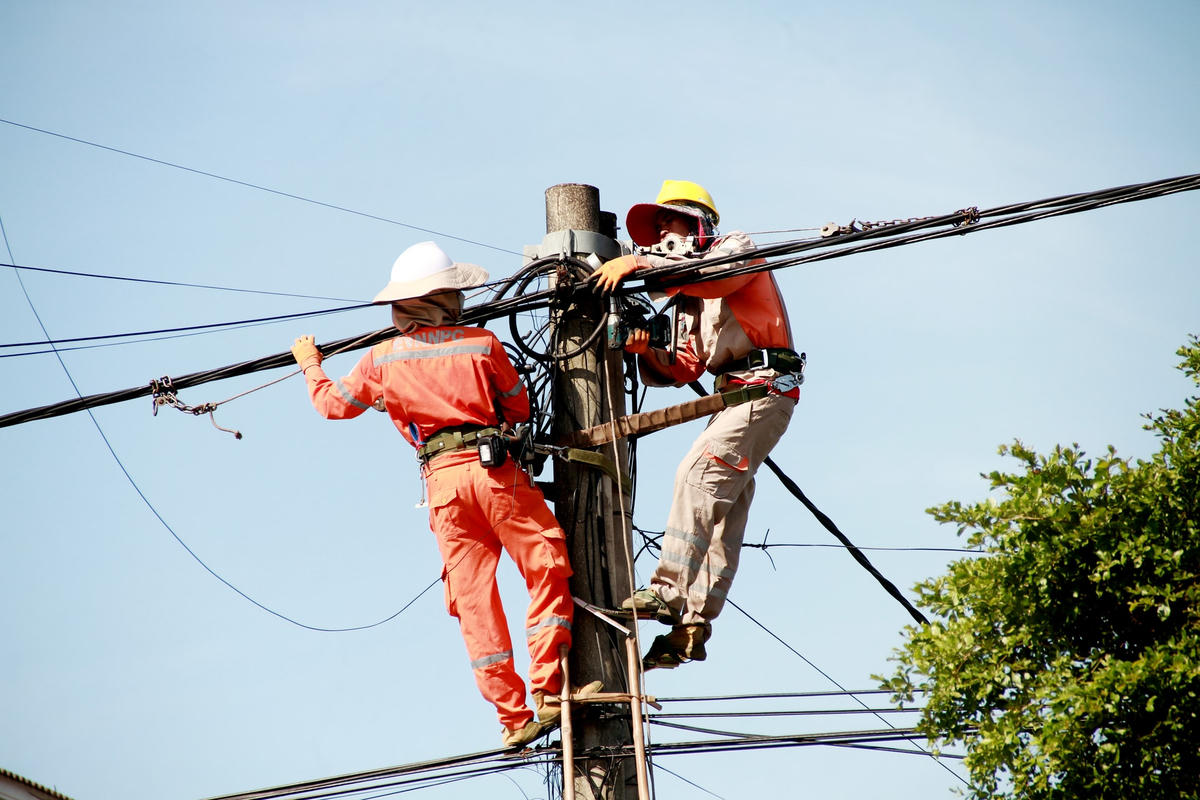 Nắng nóng nguy cơ chập điện có thể tăng cao, những người thợ điện luôn phải túc trực kiểm tra nhằm đảm bảo an toàn. 
