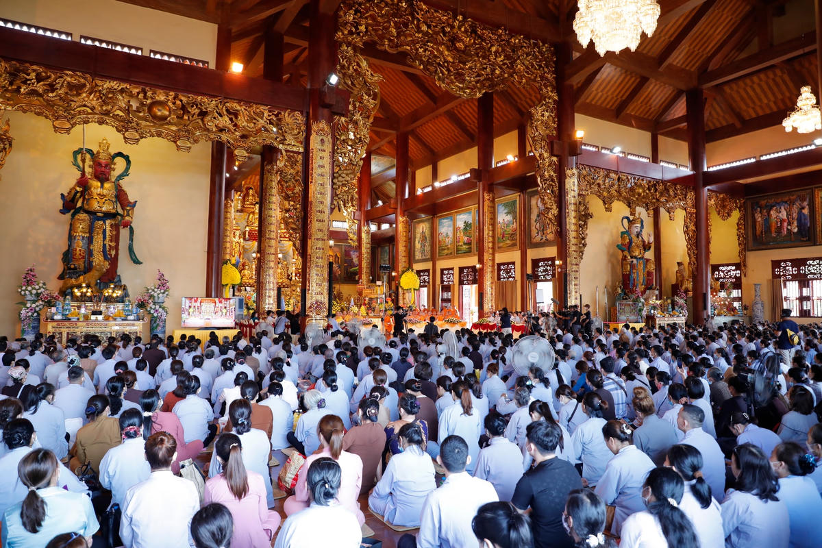 Hàng vạn Phật tử về Chùa Ba Vàng dự lễ Giỗ tổ và tu tập 3 ngày 3 đêm 