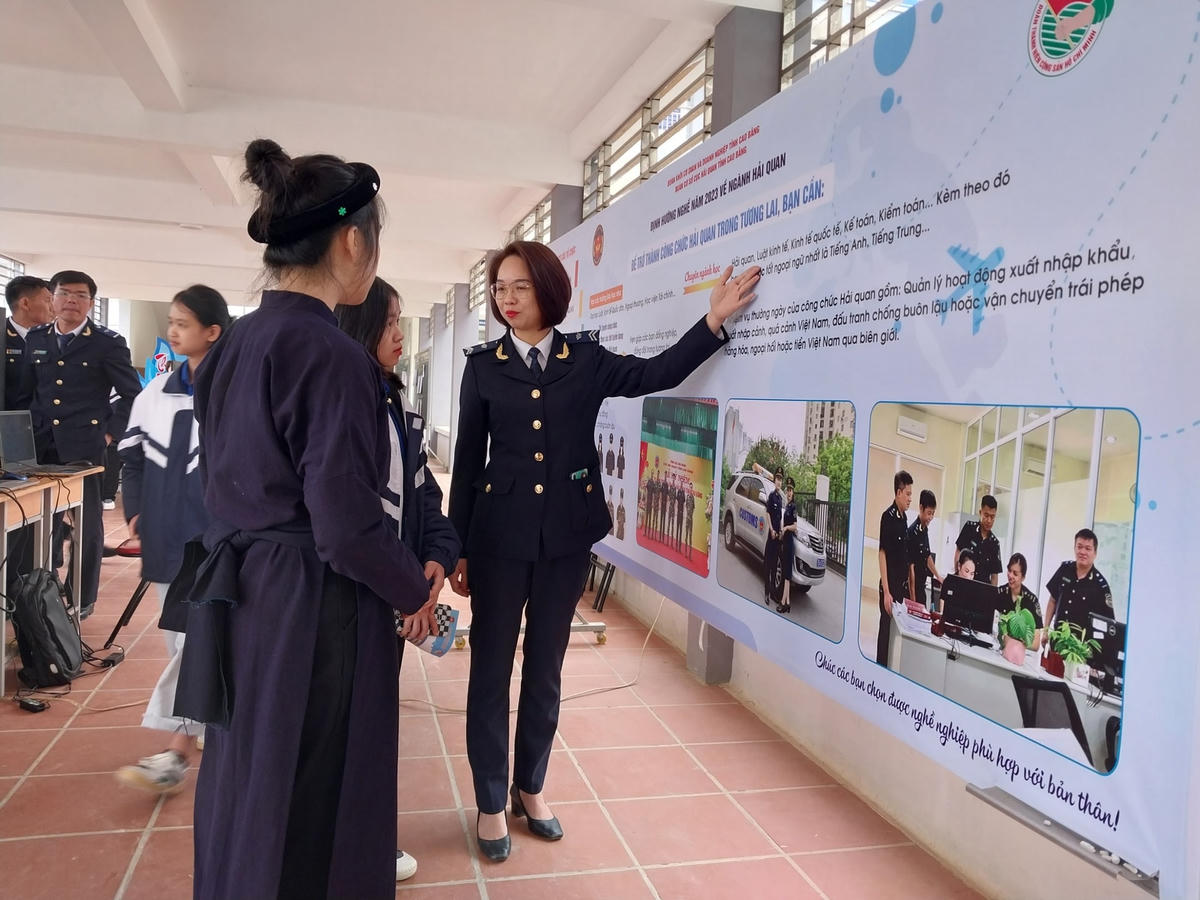 Học sinh Trường Phổ thông Dân tộc nội trú tỉnh Cao Bằng trong buổi hướng nghiệp - tư vấn tuyển sinh quân sự năm 2023. Ảnh: NTCC.