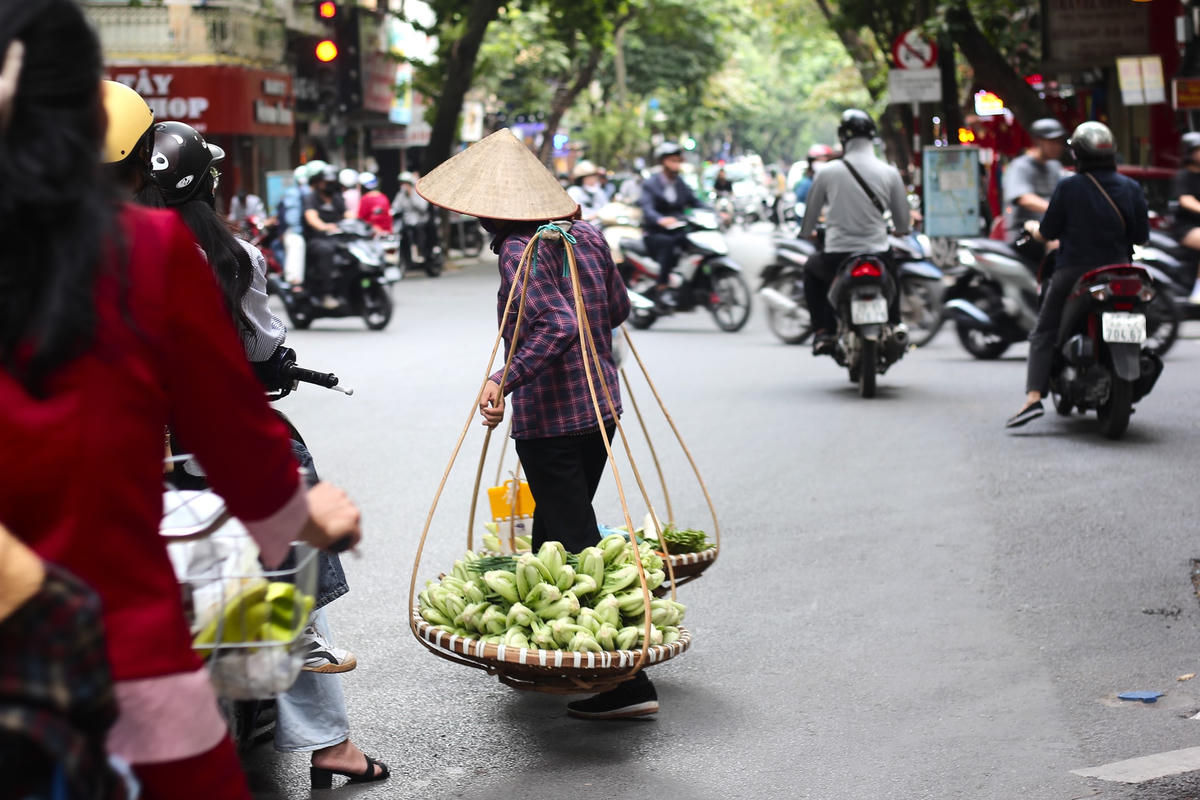 Những gánh hàng rong vẫn tấp nập buôn bán trên phố. Trời thu đã khiến cho việc buôn bán cũng đỡ vất vả hơn. 