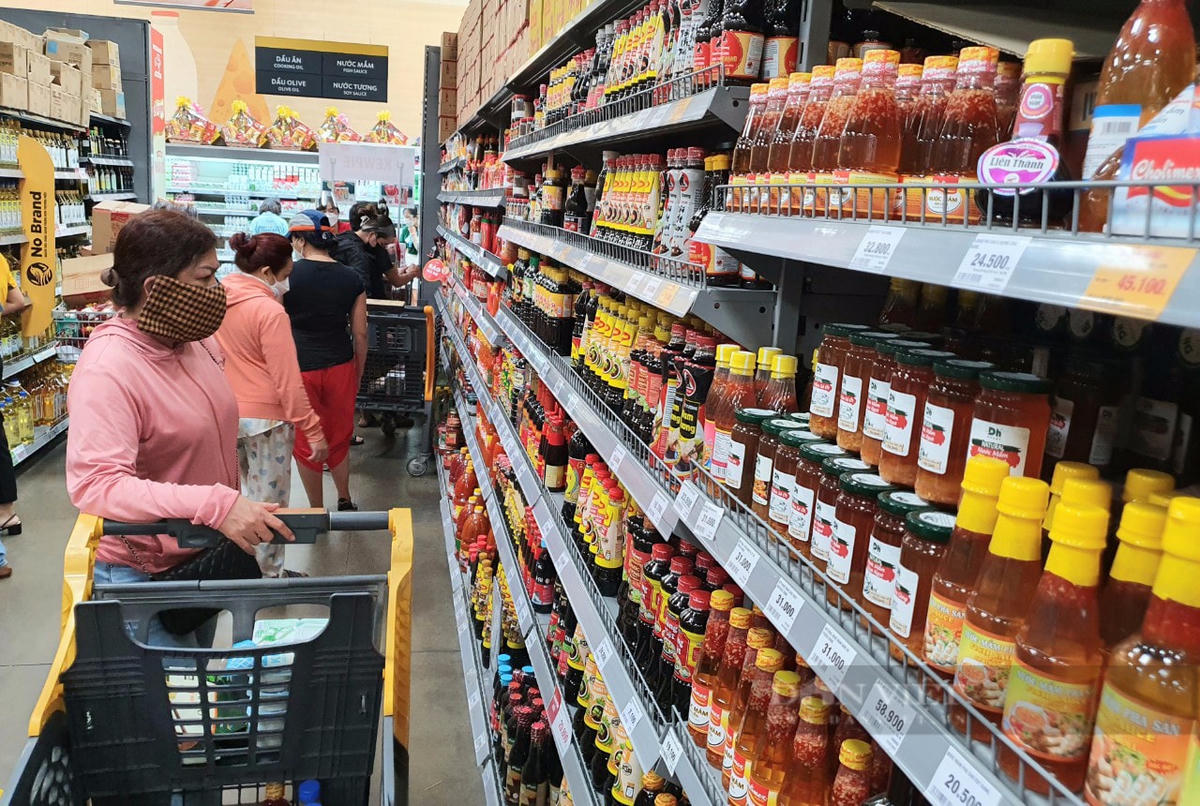 Nhiều mặt hàng tiêu dùng tăng giá mạnh trước áp lực tăng giá xăng dầu.