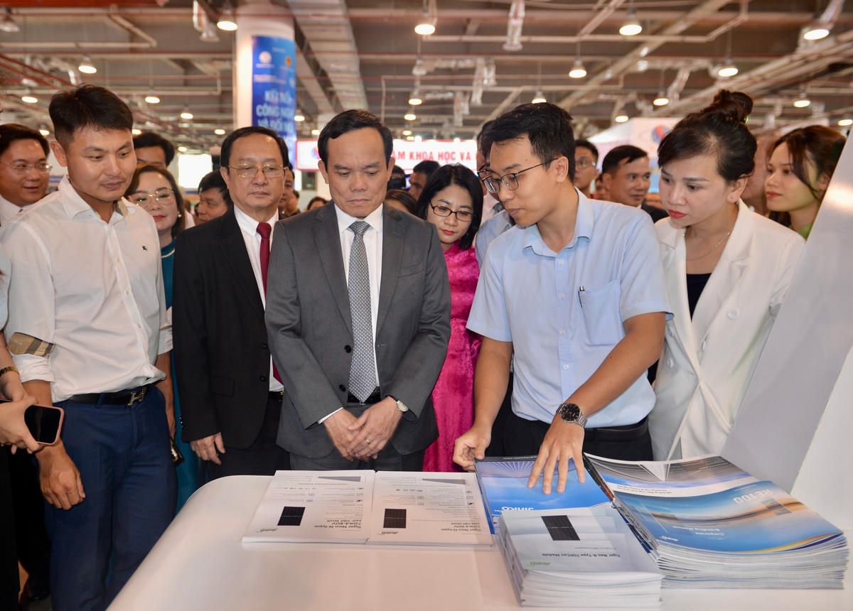 Phó Thủ tướng Chính phủ Trần Lưu Quang tham quan các gian hàng tại sự kiện.
