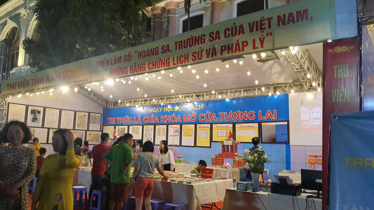 Với những cán bộ làm công tác thư viện ở địa phương-những người luôn âm thầm chăm lo phát triển văn hóa đọc-sự kiện thực sự là một ngày hội. Trong ảnh là gian trưng bày sách của Thư viện tỉnh Nam Định.