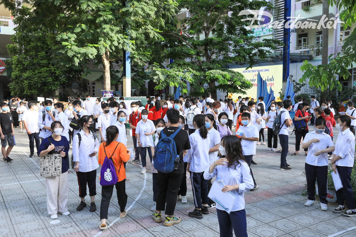 Thời gian làm bài thi môn Ngữ văn là 120 phút. Sau khi kết thúc bài thi đầu tiên, chiều 18/6, các em làm bài trắc nghiệm môn Ngoại ngữ trong 60 phút, bắt đầu từ 14h. 