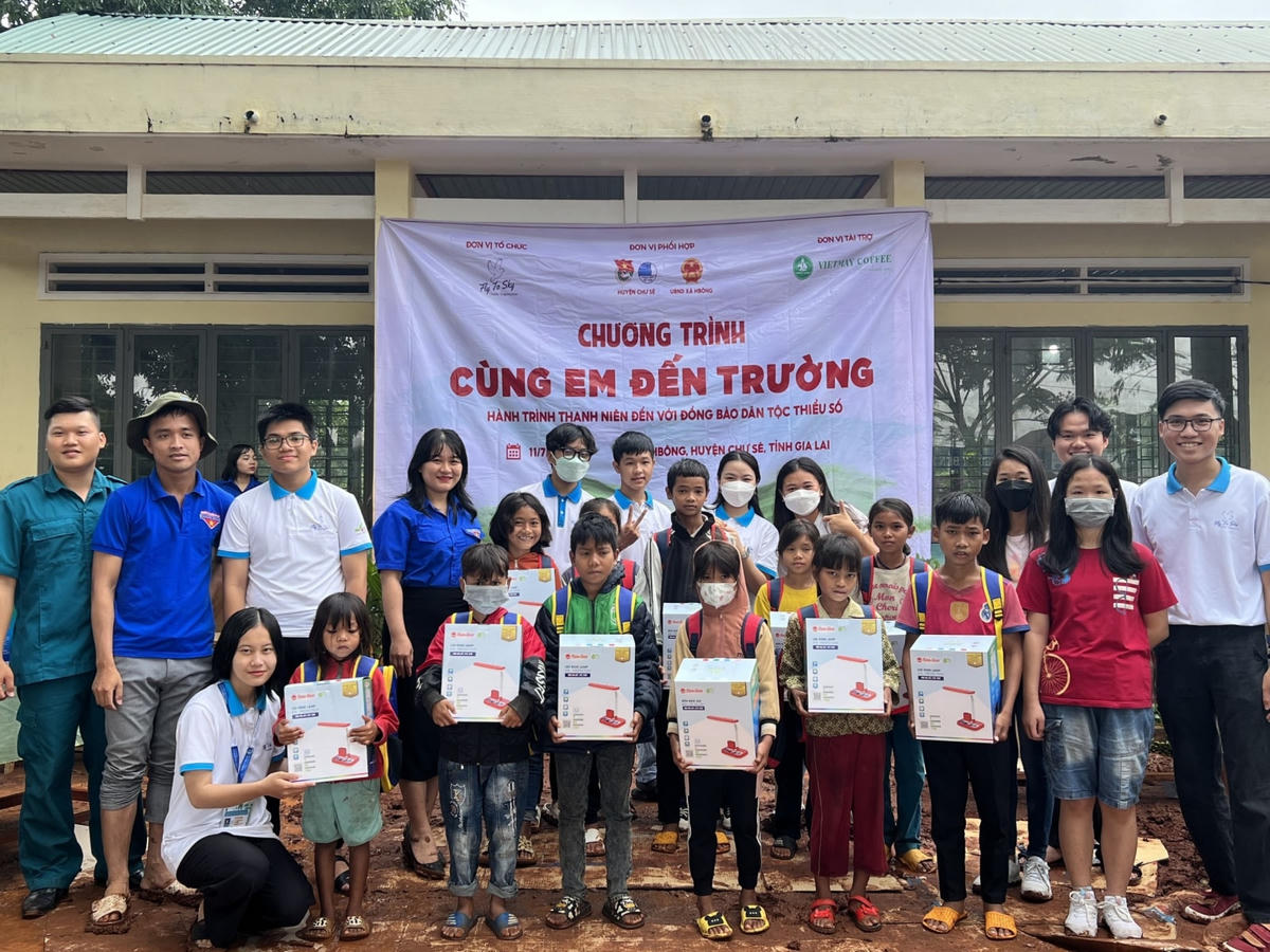 Phần quà trao tận tay các em nhỏ vùng cao. (Nguồn ảnh: Fly To Sky).