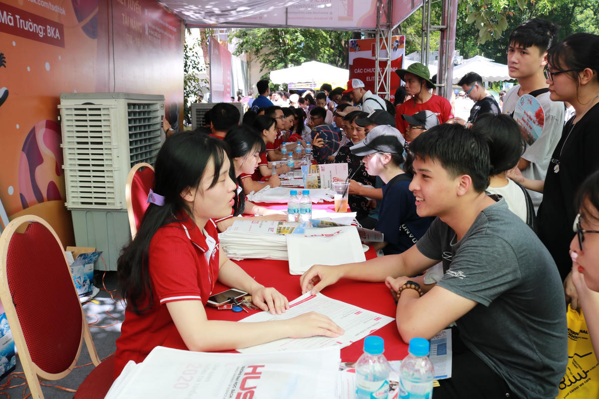 Trường đại học tư vấn tuyển sinh cho thí sinh.