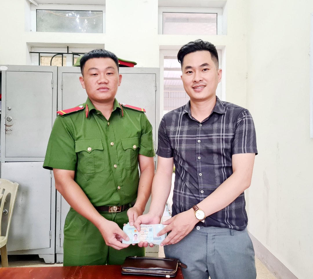 Anh Ngô Ngọc Thành nhận lại tài sản bị đánh rơi. 