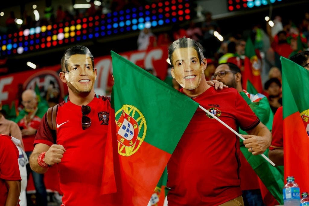 Đeo mặt nạ Ronaldo...