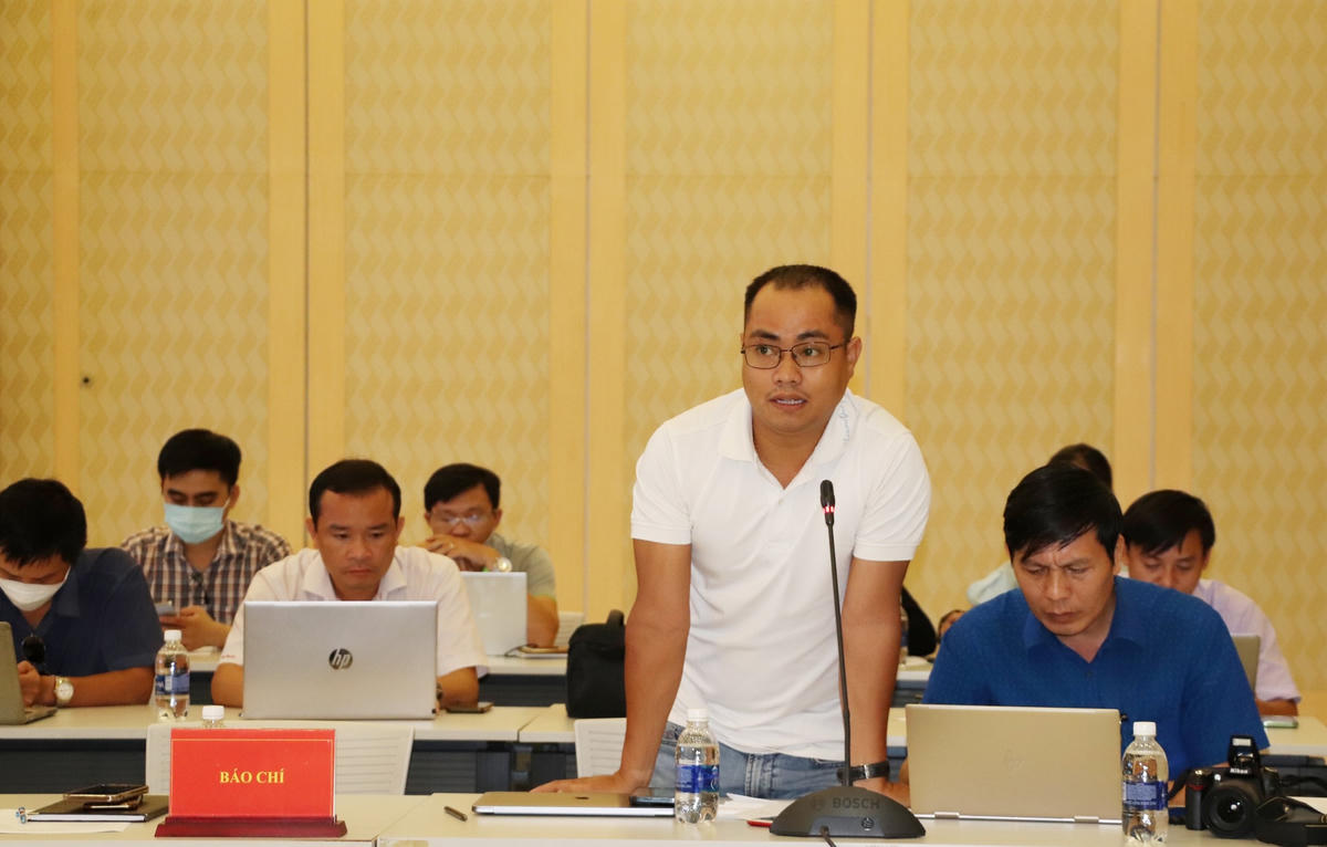 Phóng viên một cơ quan báo chí chất vấn lãnh đạo sở, ngành của Bình Dương về các vấn đề dư luận quan tâm.