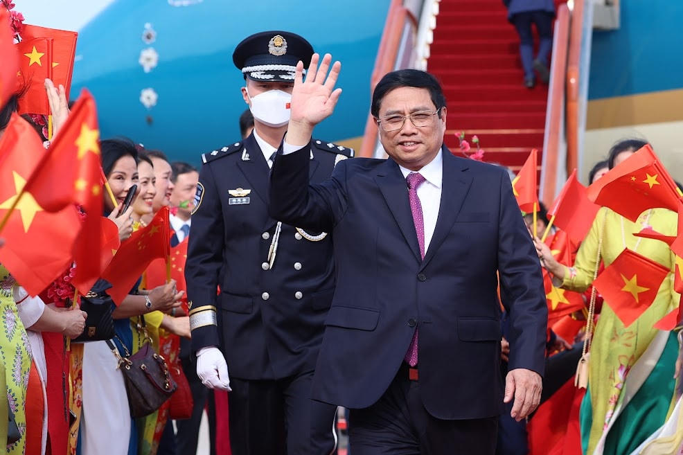 Lễ đón Thủ tướng Phạm Minh Chính và đoàn đại biểu Việt Nam tại sân bay quốc tế Bắc Kinh. Ảnh: VGP/Nhật Bắc.