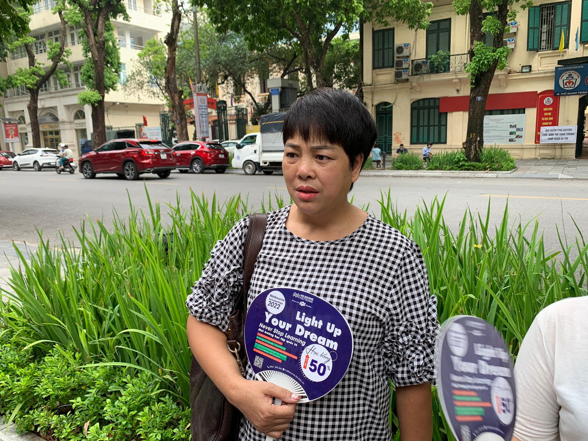 Chị Hoàng Linh (quận Hai Bà Trưng, Hà Nội) đưa con đi thi tại điểm Trường THPT Trần Phú - Hoàn Kiếm chia sẻ: "Do dịch Covid-19 phức tạp nên cả năm lớp 12 con chỉ được đi học trực tiếp trên lớp khoảng 3 tháng. Tâm lý con khá lo lắng và căng thẳng nhưng tôi thường xuyên động viên con bình tĩnh và tự tin. Dù kết quả có ra sao chỉ cần con cố gắng hết sức là được”.