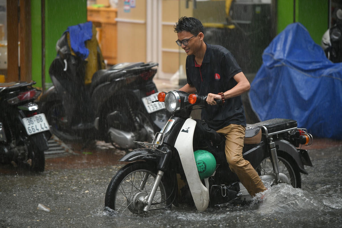 nhiều người phải dắt bộ vì xe chết máy.