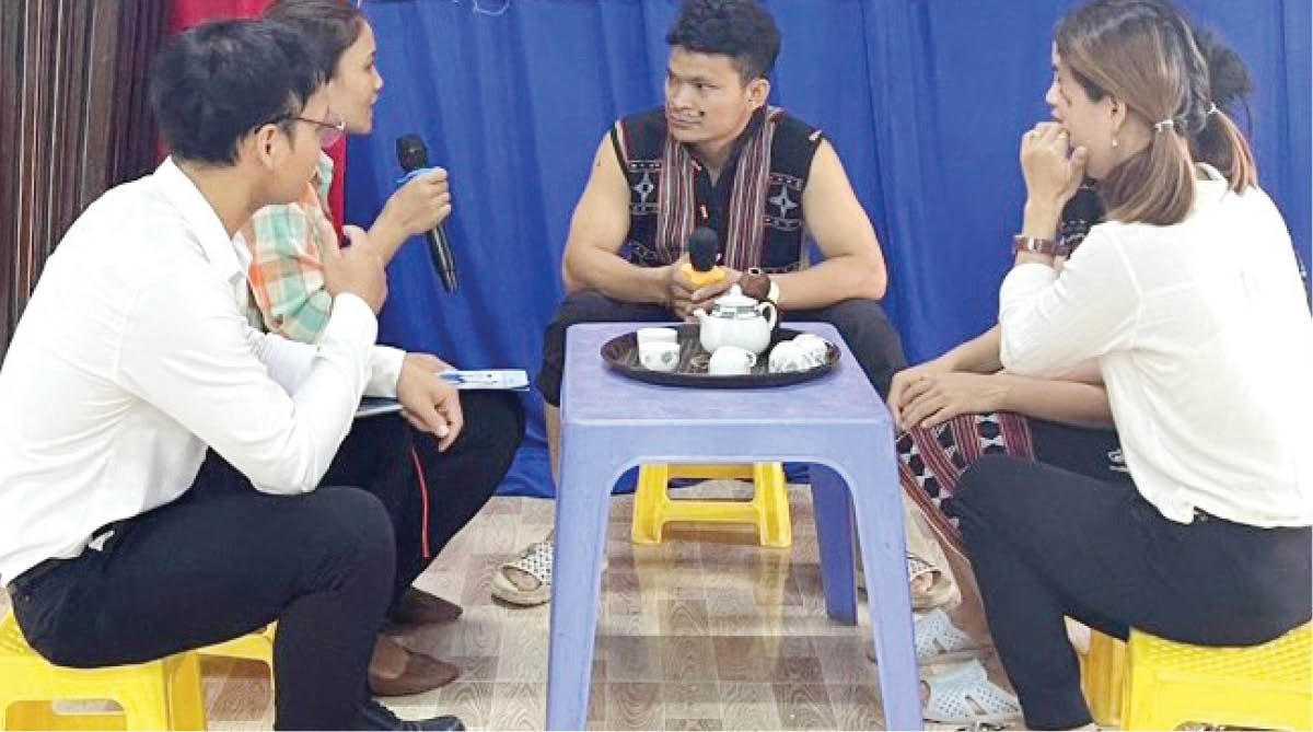 Tuyên truyền phòng chống tảo hôn và hôn nhân cận huyết thống bằng hình thức sân khấu hóa trên địa bàn huyện A Lưới.