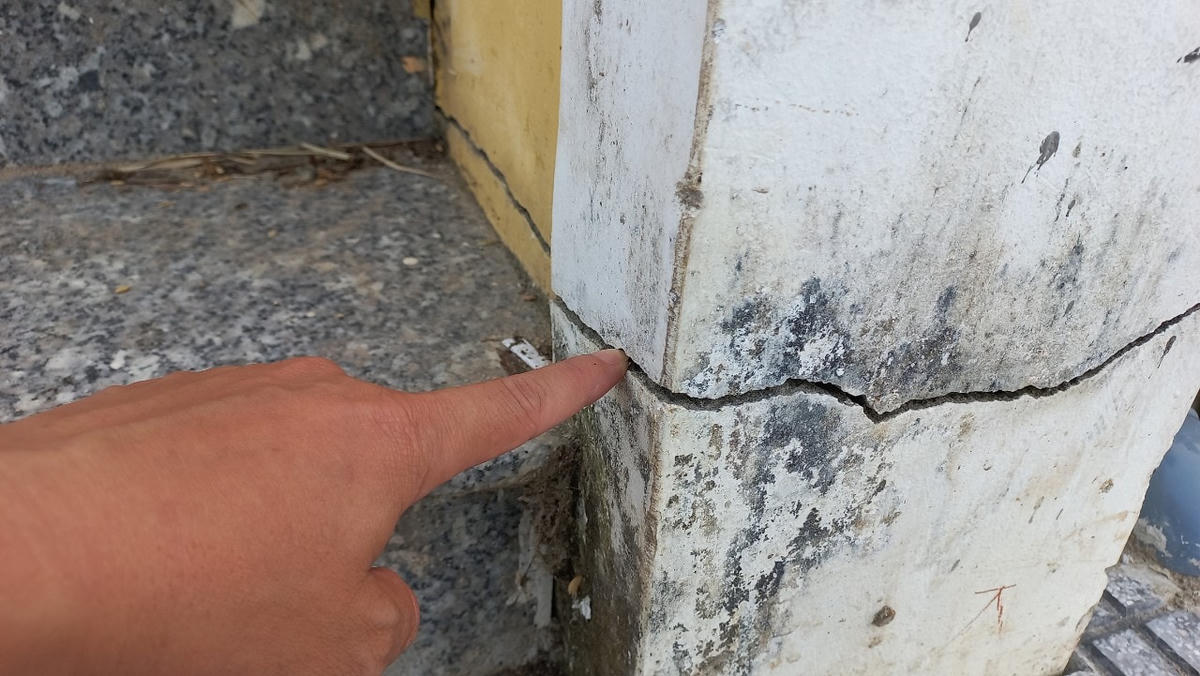 Ông Huỳnh Thái xác nhận những hư hỏng tại Hội trường UBND phường Thủy Châu như báo chí đã phản ánh.