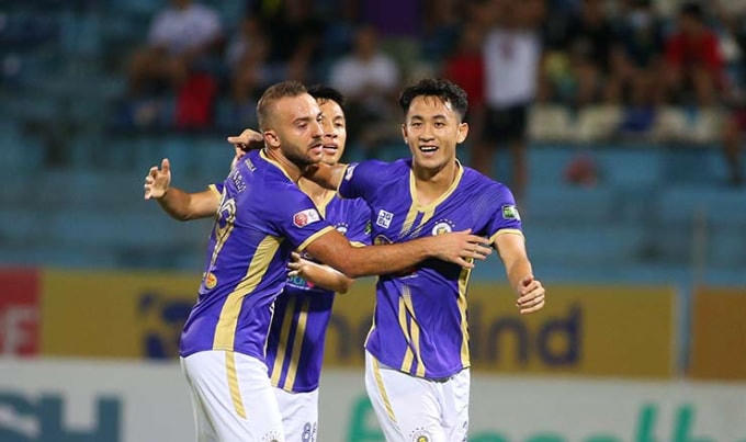 Cuộc đua ở cả nhóm đầu và cuối V-League đang cực kỳ hấp dẫn và khó lường.