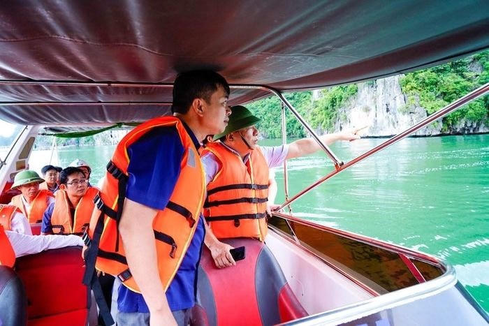 Phó Chủ tịch UBND TP Hải Phòng Nguyễn Đức Thọ (bên phải) tiến hành kiểm tra công tác hỗ trợ, tháo dỡ các cơ sở nuôi trồng thủy sản trên các vịnh thuộc quần đảo Cát Bà.