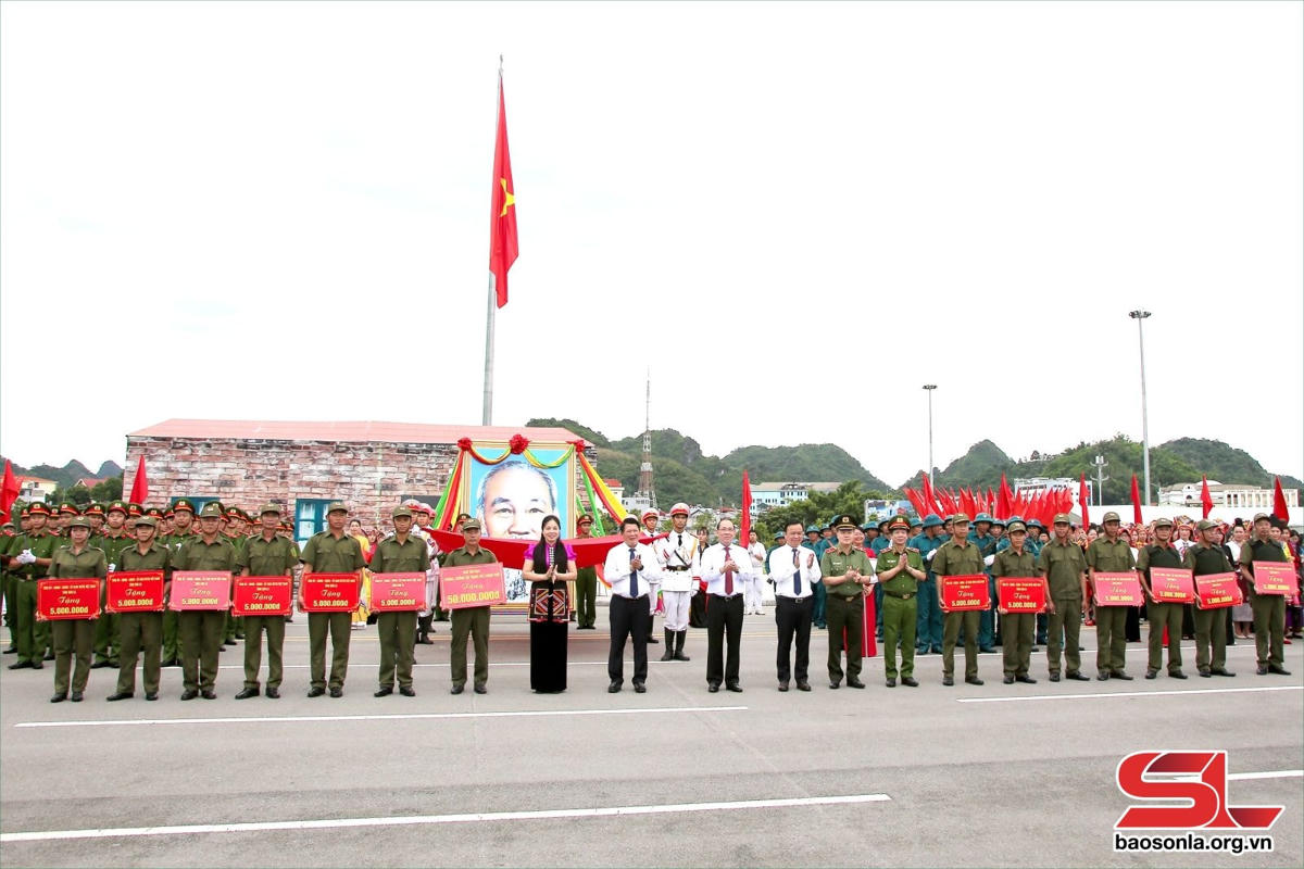 Các đồng chí lãnh đạo Trung ương, tỉnh Sơn La tặng quà lực lượng tham gia bảo vệ ANTT ở cơ sở.