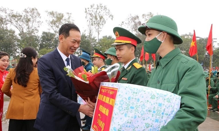 Phó Bí thư Tỉnh ủy Trịnh Tuấn Sinh tặng quà động viên tân binh.