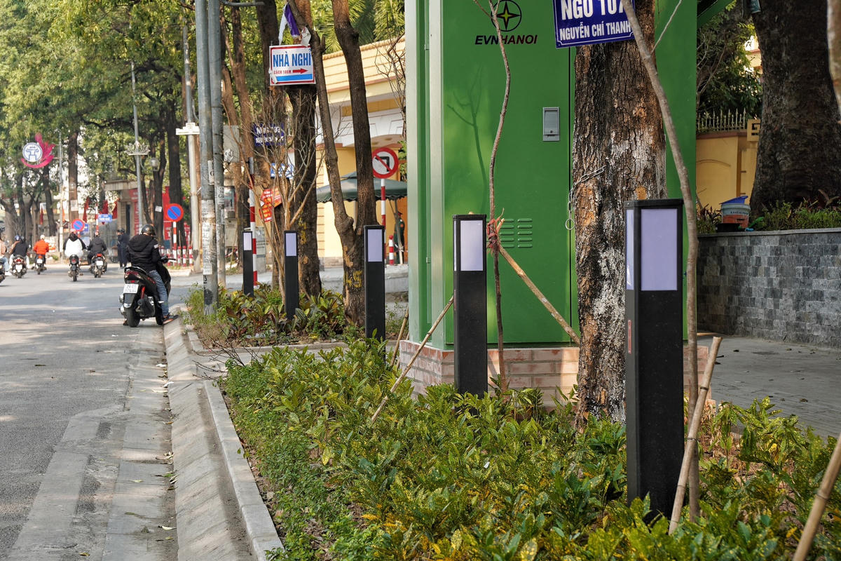 Trong đợt chỉnh trang lần này, vỉa hè tuyến phố Nguyễn Chí Thanh được lắp đặt thêm hệ thống đèn ở trong bồn hoa.
