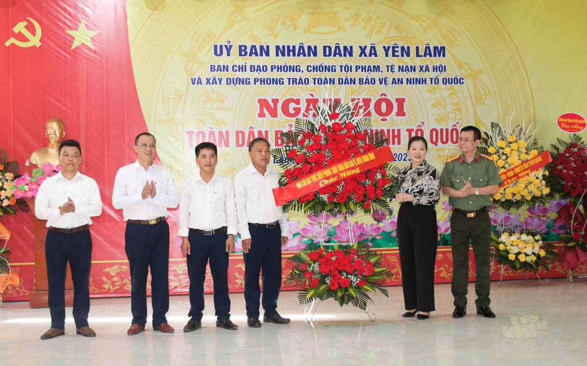 Phó Chủ tịch Trương Thị Ngọc Ánh tặng hoa chúc mừng xã Yên Lâm.