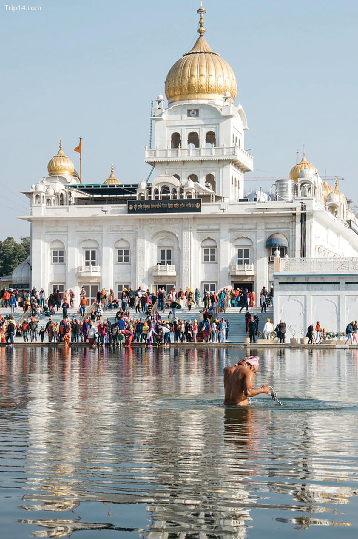 Ngôi đền Gurudwara Bangla Sahib Sikh tại New Delhi (Ấn Độ), nơi người dân vẫn thực hành những nghi lễ truyền thống.  