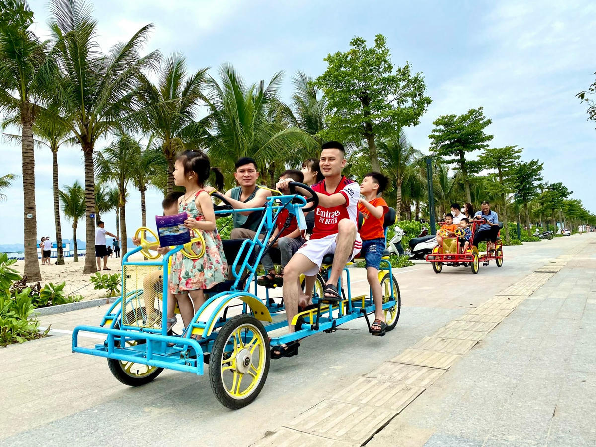 Nhiều gia đình và nhóm bạn tỏ ra tiếc nuối khi sắp phải rời Hạ Long sau 2 ngày nghỉ lễ.