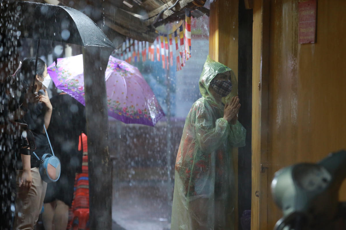 Trời càng về khuya, dòng người đổ về chùa Phúc Khánh vái vọng càng lúc càng đông.