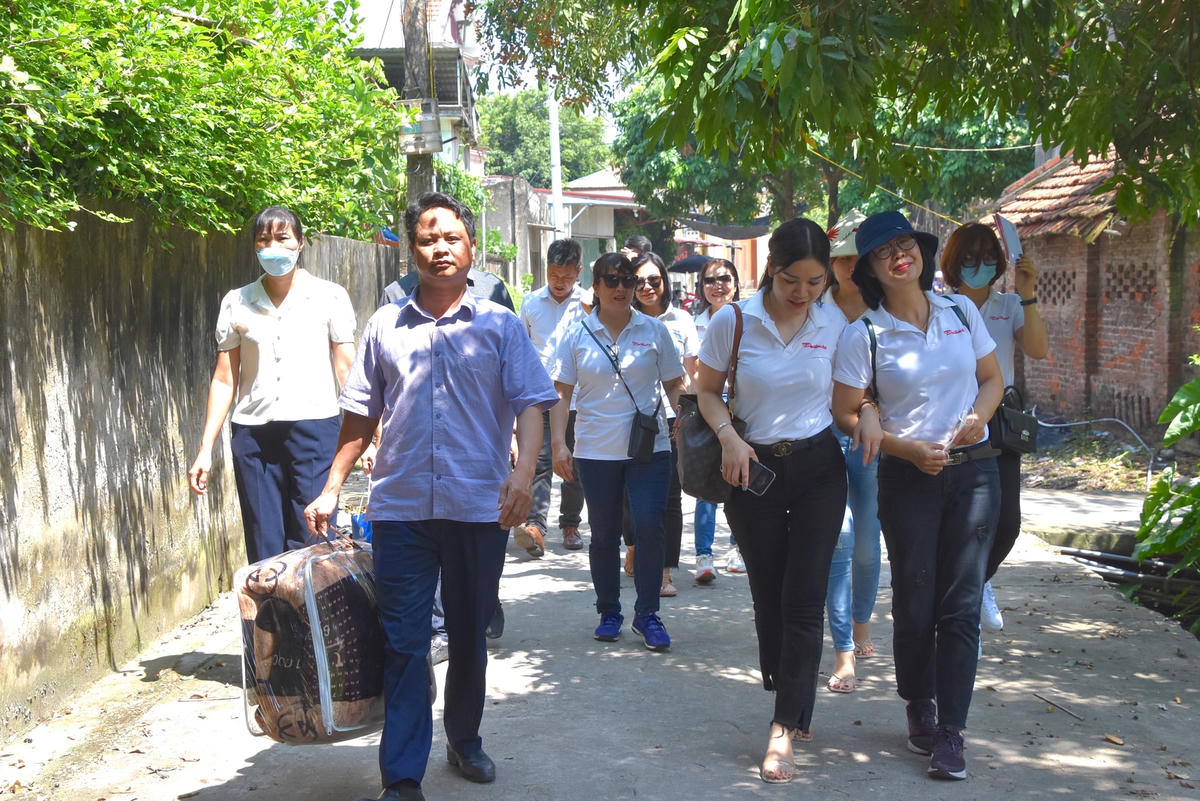 Đại diện cán bộ, phóng viên và người lao động của Báo Đại Đoàn Kết cũng đến từng gia đình thân nhân liệt sĩ, gia đình chính sách trên địa bàn xã Nam Tiến để thăm hỏi, động viên.