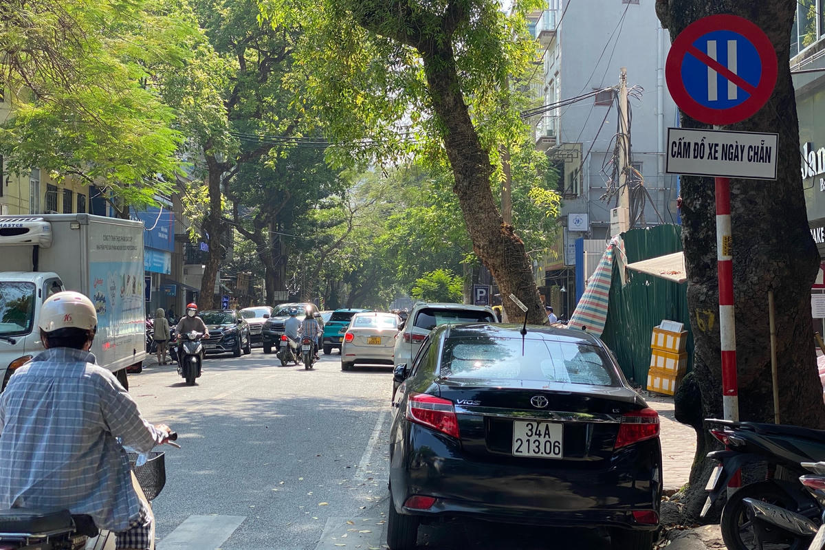 Trong đó, trên phố Nguyễn Gia Thiều có 2 trường hợp trông giữ xe không phép, bị phạt tiền hơn 7 triệu đồng, 6 trường hợp đỗ xe trái quy định bị phạt tiền hơn 5 triệu đồng; Trên phố Hàn Thuyên có 4 trường hợp trông giữ xe không phép, bị phạt 24 triệu đồng, 3 trường hợp đỗ xe trái quy định bị phạt 2,7 triệu đồng; Trên phố Thi Sách, phạt 1 trường hợp trông giữ xe không phép 2,5 triệu đồng, 4 trường hợp đỗ xe trái quy định bị phạt 3,6 triệu đồng. Trên phố Nguyễn Bỉnh Khiêm xử phạt 5 trường hợp đỗ xe trái quy định với số tiền 4,5 triệu đồng.