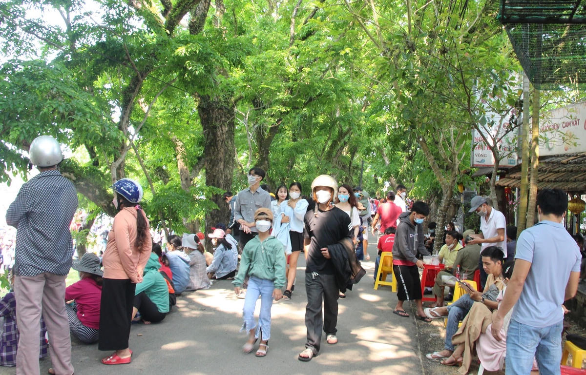 Du khách tới tham quan làng sinh thái Hương Trà.