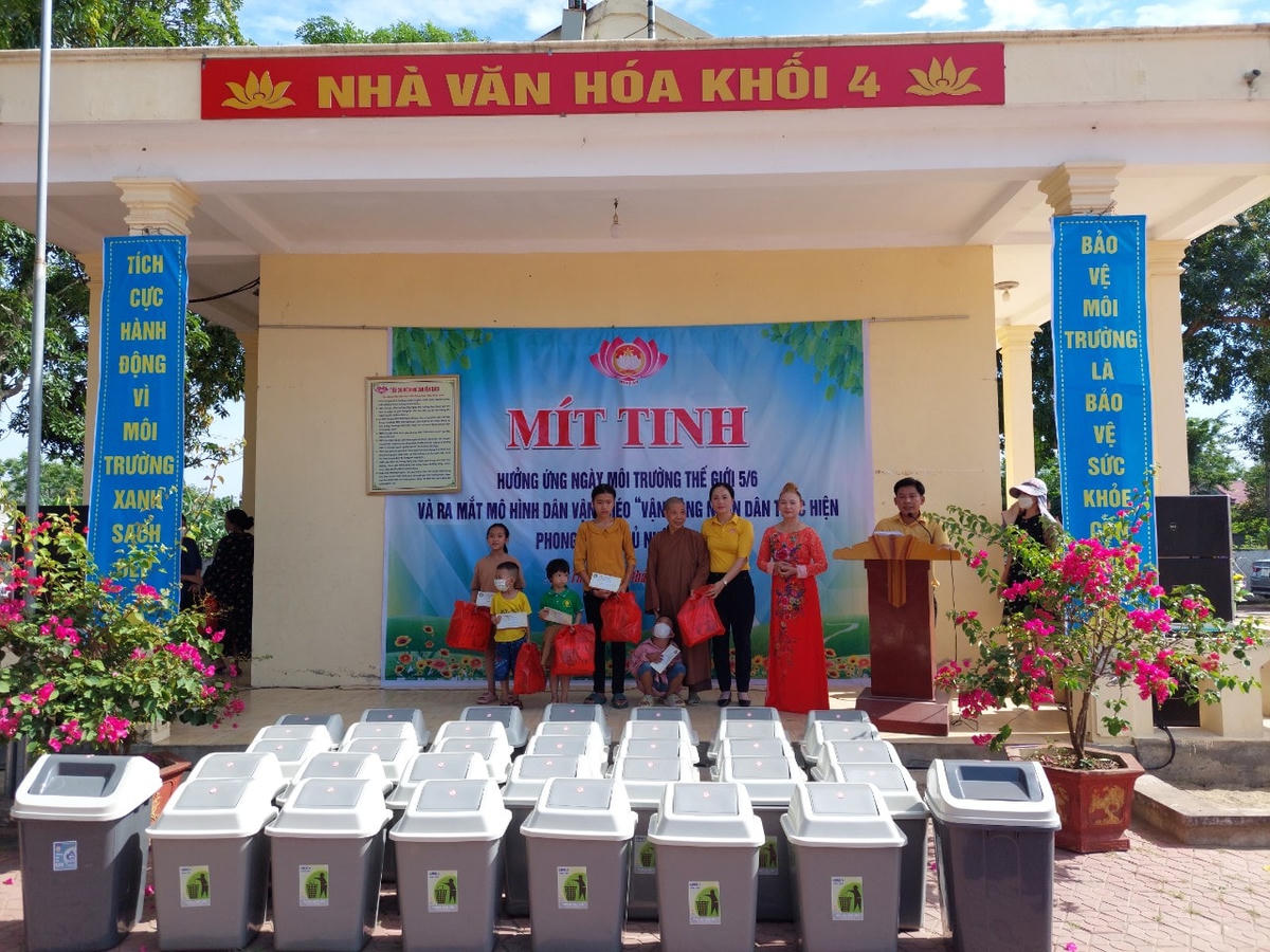 Và trao 10 suất quà cho 10 cháu học sinh có hoàn cảnh khó khăn vươn lên học giỏi.