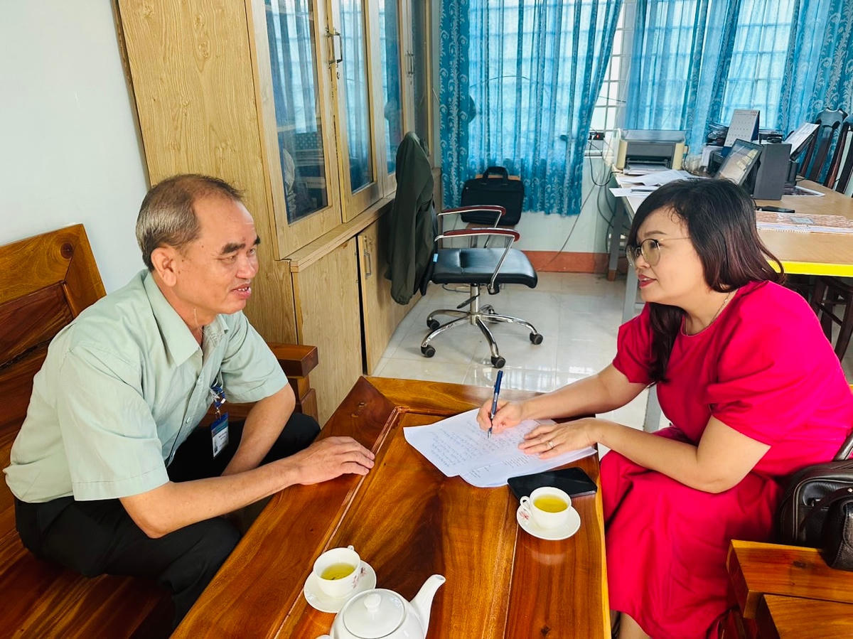 Phóng viên Báo Đại Đoàn Kết làm việc với ông Phạm Văn Cường, Hiệu trưởng Trường tiểu học Lê Lợi.