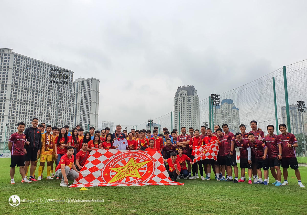 Hội CĐV bóng đá Việt Nam (VFS) tặng hoa chào mừng HLV trưởng Philippe Troussier và giao lưu với U23 Việt Nam trước buổi tập. Ảnh: VFF.